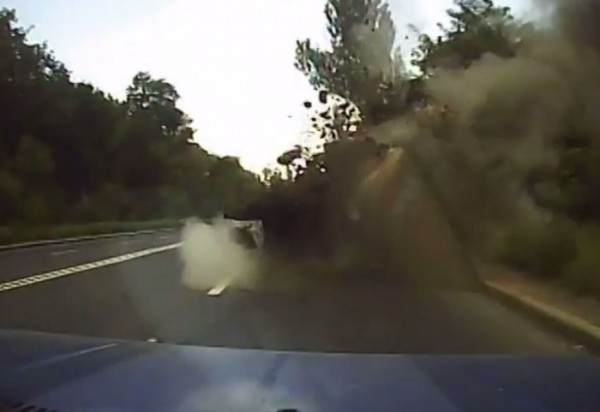 Εκρηξη πυραύλου μπροστά από αυτοκίνητο! (video)