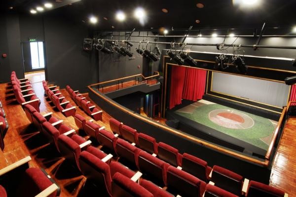 «Η πλεξούδα» της Λετισιά Κολομπανί στο Θέατρο Μεταξουργείο