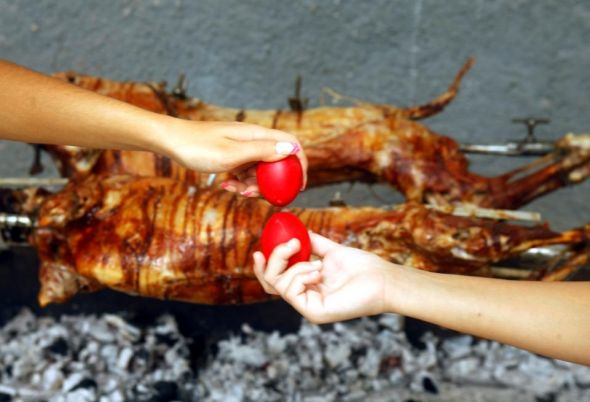 Κυριακή του Πάσχα: Τι γιορτάζουμε – Γιατί σουβλίζουμε αρνί