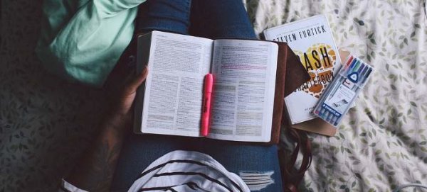 Πέντε βιβλία που δεν είναι αυτοβελτίωσης αλλά θα αλλάξουν τον τρόπο που σκέφτεσαι