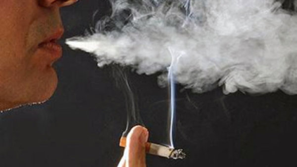 Το εμβόλιο που θα πρέπει να κάνουν οι καπνιστές