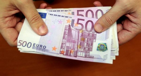 Η ΑΑΔΕ τσάκωσε «ξεχασιάρη» ταξιδιώτη με 500.000 ευρώ αδήλωτα μετρητά