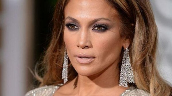 Τζένιφερ Λόπεζ: Η αποστομωτική απάντηση στους επικριτές της για το ντύσιμό της – «Αν είχατε το σώμα μου, θα ήσασταν κι εσείς γυμνοί»