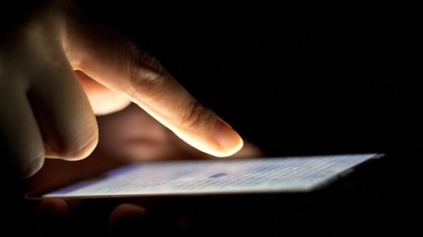 Νέα έρευνα ανατρέπει όσα πιστεύαμε για το μπλε φως του κινητού και τον ύπνο
