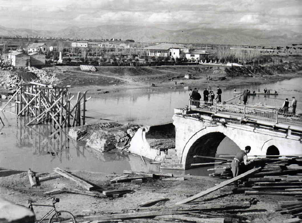 H αποξήλωση της προσωρινής ξύλινης προσθήκης της γέφυρας, με προορισμό να κατεδαφιστεί ολόκληρη και στη θέση της να κτιστεί η μεταπολεμική γέφυρα από τσιμέντο. 1947. Συλλογή Βάνιας Τλούπα.