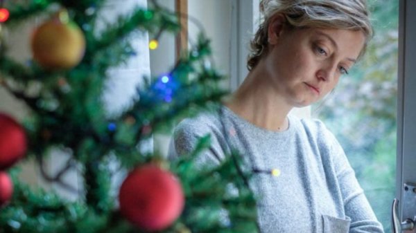 Γιατί νιώθετε πιο κουρασμένοι μετά τις γιορτές — και δεν φταίει μόνο το φαγητό