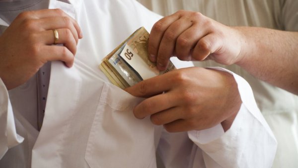 Θεσσαλονίκη: Καρδιολόγος καταδικάστηκε για «φακελάκια» από ασθενείς