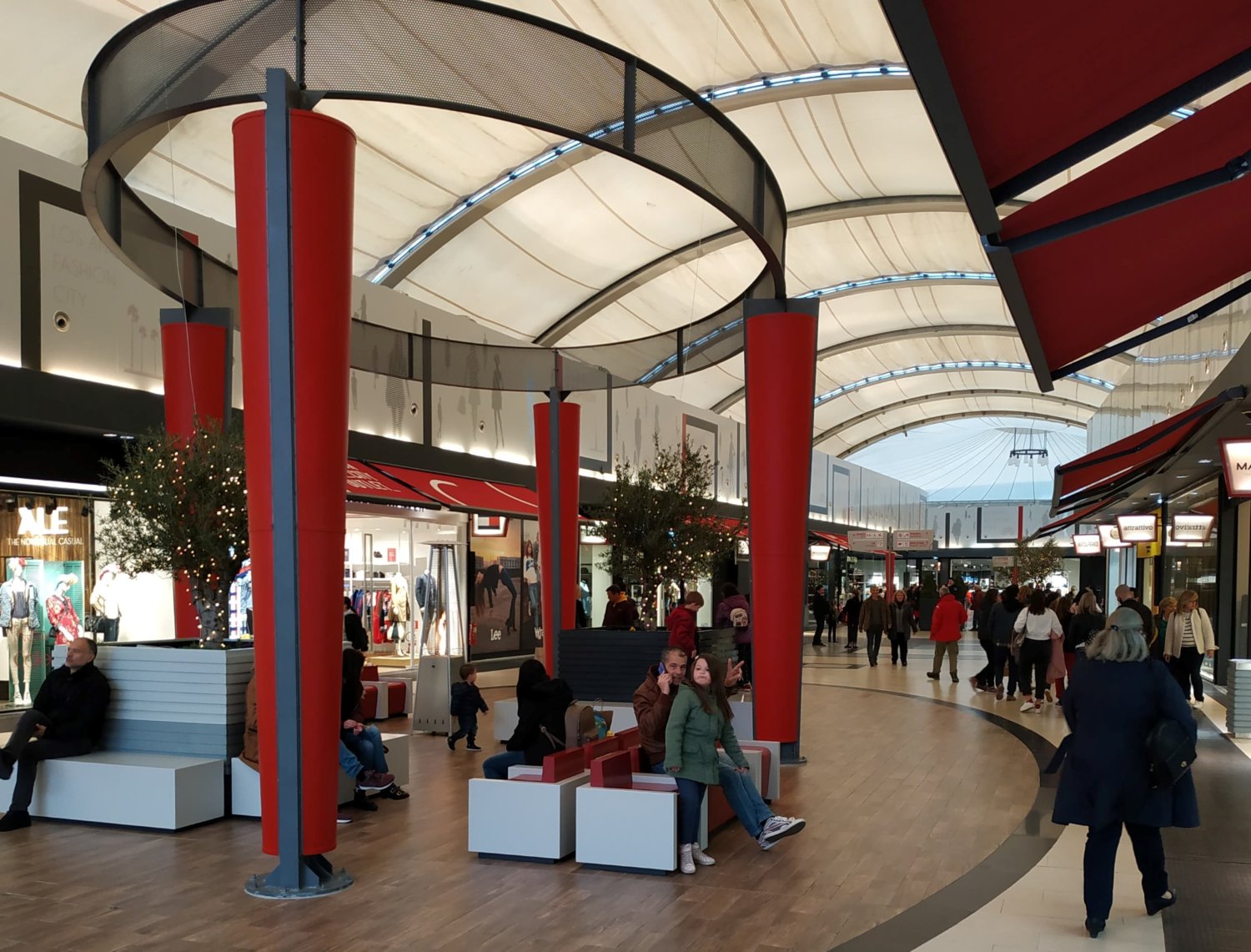 Εκπτώσεις έως 80 από σήμερα στο Fashion City Outlet