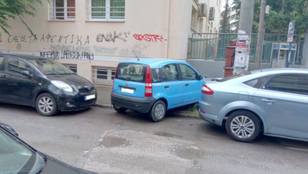 Λάρισα: «Κομφούζιο – και στις γειτονιές – για μια θέση στάθμευσης»