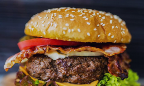 Μια απλή συνταγή που έκανε θραύση: Τι είναι το smash burger που έσβησε το κλασικό χάμπουργκερ στην Αθήνα
