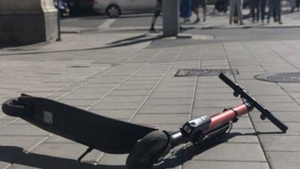 Σύγκρουση ΙΧ με ηλεκτρικό πατίνι στη Λάρισα