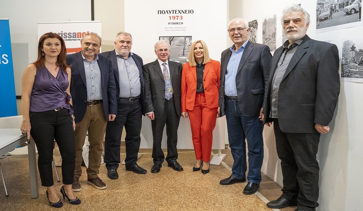 Από αριστερά η διευθύντρια του Γαλλικού Ινστιτούτου Λάρισας κα Χρύσα Βουλγαράκη, ο πρόεδρος του δημοτικού συμβουλίου Λάρισας κ. Δημήτρης Δεληγιάννης, ο εκδότης της larissanet κ. Χρήστος Μπεχλιβάνος, ο καθηγητής Εκπαίδευσης Ενηλίκων στο Teachers College, του Πανεπιστημίου Κολούμπια στη Νέα Υόρκη κ. Τεντ Φλέμινγκ, η πρόεδρος του ΚΙΝΑΛ κα Φώφη Γεννηματά, ο δήμαρχος Λαρισαίων κ. Απόστολος Καλογιάννης και ο δημοσιογράφος - επιμελητής της έκθεσης κ. Θανάσης Αλατάς. ΦΩΤ. LARISSANET/MIXAΛΗΣ ΤΖΕΖΑΪΡΛΙΔΗΣ