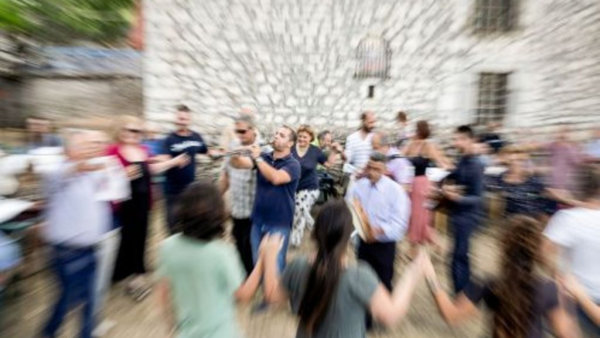 Τρικούβερτο Χριστουγεννιάτικο γλέντι στην Καβάλα – Έσπασαν χιλιάδες πλακάκια και 5 λεκάνες τουαλέτας (βίντεο)