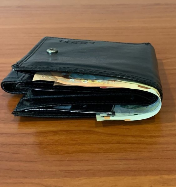 Φάρσαλα: Βρήκαν πορτοφόλι με χρήματα και το παρέδωσαν – Υποδειγματική πράξη από μαθητές Γυμνασίου