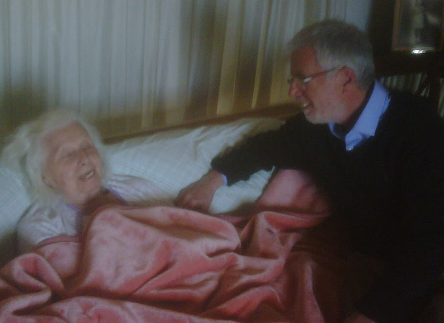 Από την πρόσφατη, μετ' εμποδίων, επίσκεψη του Γιώργου Δημητρακόπουλου στην μητέρα του Δανάη Δημητρακοπούλου στη Λάρισα.