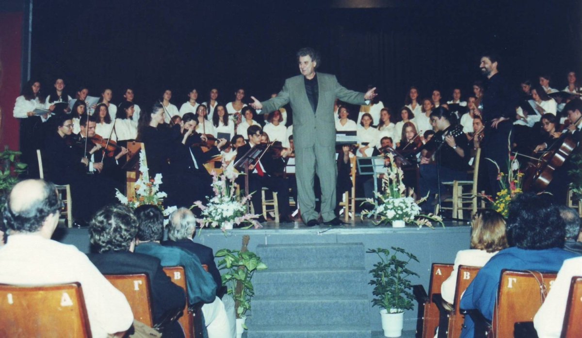 30.10.1994 Α’ παρουσίαση των «Παιδικών τραγουδιών» στη Λάρισα, στο «Γαλαξία».