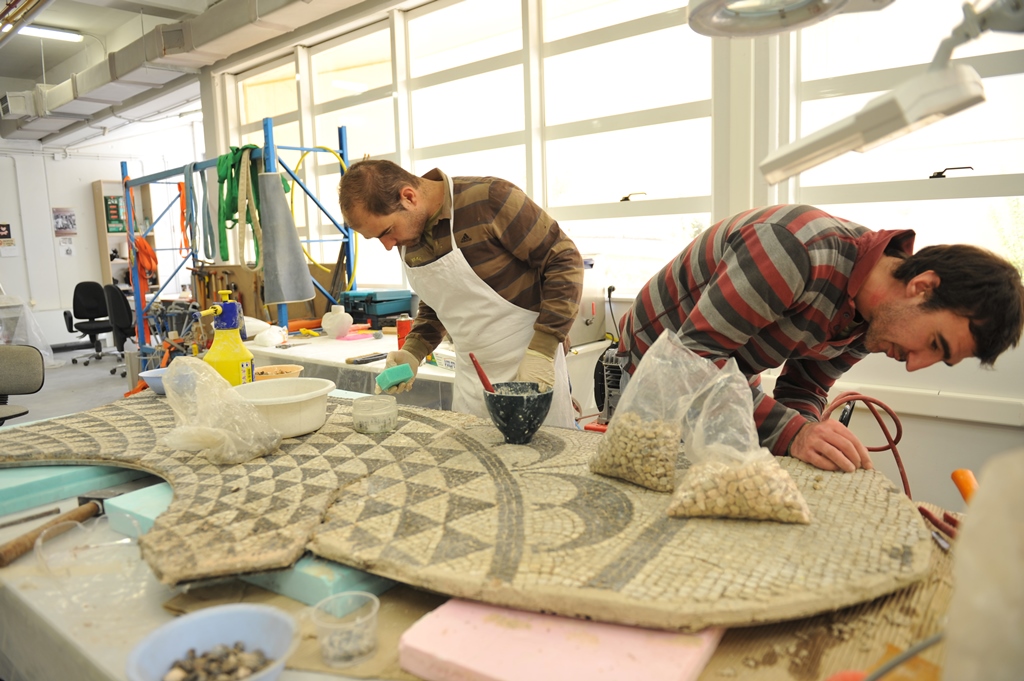 Συντήρηση ψηφιδωτού στα Εργαστήρια του Διαχρονικού Μουσείου της Λάρισας