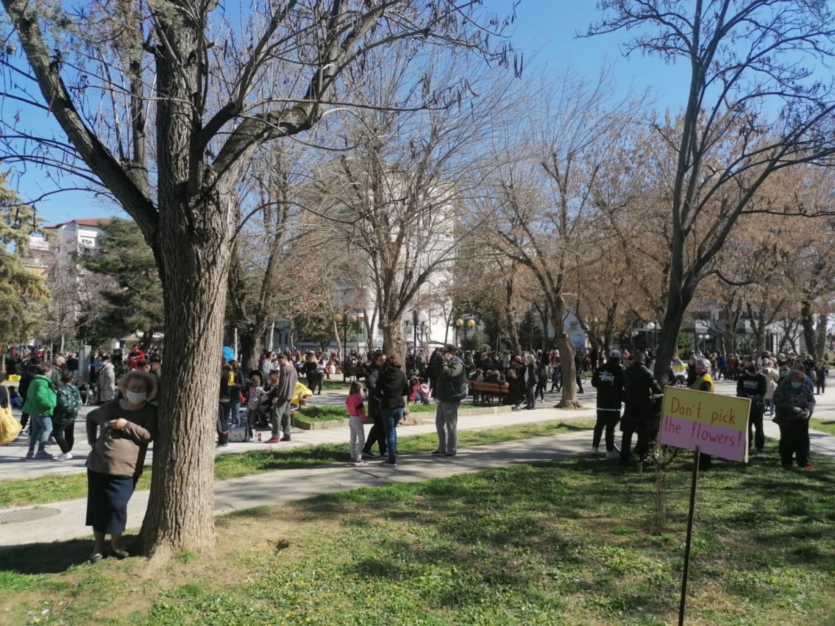 Πλατεία ΟΣΕ Λάρισας. Γεμάτη συμπολίτες...