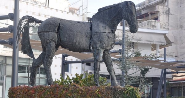 Ο γλύπτης Μίλτος Παπαστεργίου και τα υπαίθρια γλυπτά έργα του στη Λάρισα