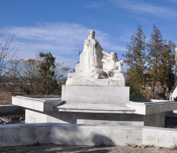 Η γλύπτρια Βασιλική Γρουσοπούλου – Μαρκούση  και τα γλυπτό έργο της «Λάρισα και Πηνειός»