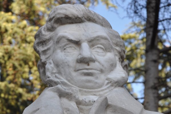 Η προτομή του Κωνσταντίνου Κούμα και ο γλύπτης Θωμάς Θωμόπουλος