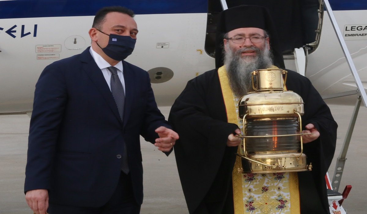 Από την άφιξη του Αγίου Φωτός στο αεροδρόμιο της Αθήνας (φωτ. ΠΑΤΡΙΑΡΧΕΙΟ ΙΕΡΟΣΟΛΥΜΩΝ ΑΘΗΝΩΝ/ΧΡΗΣΤΟΣ ΜΠΟΝΗΣ)