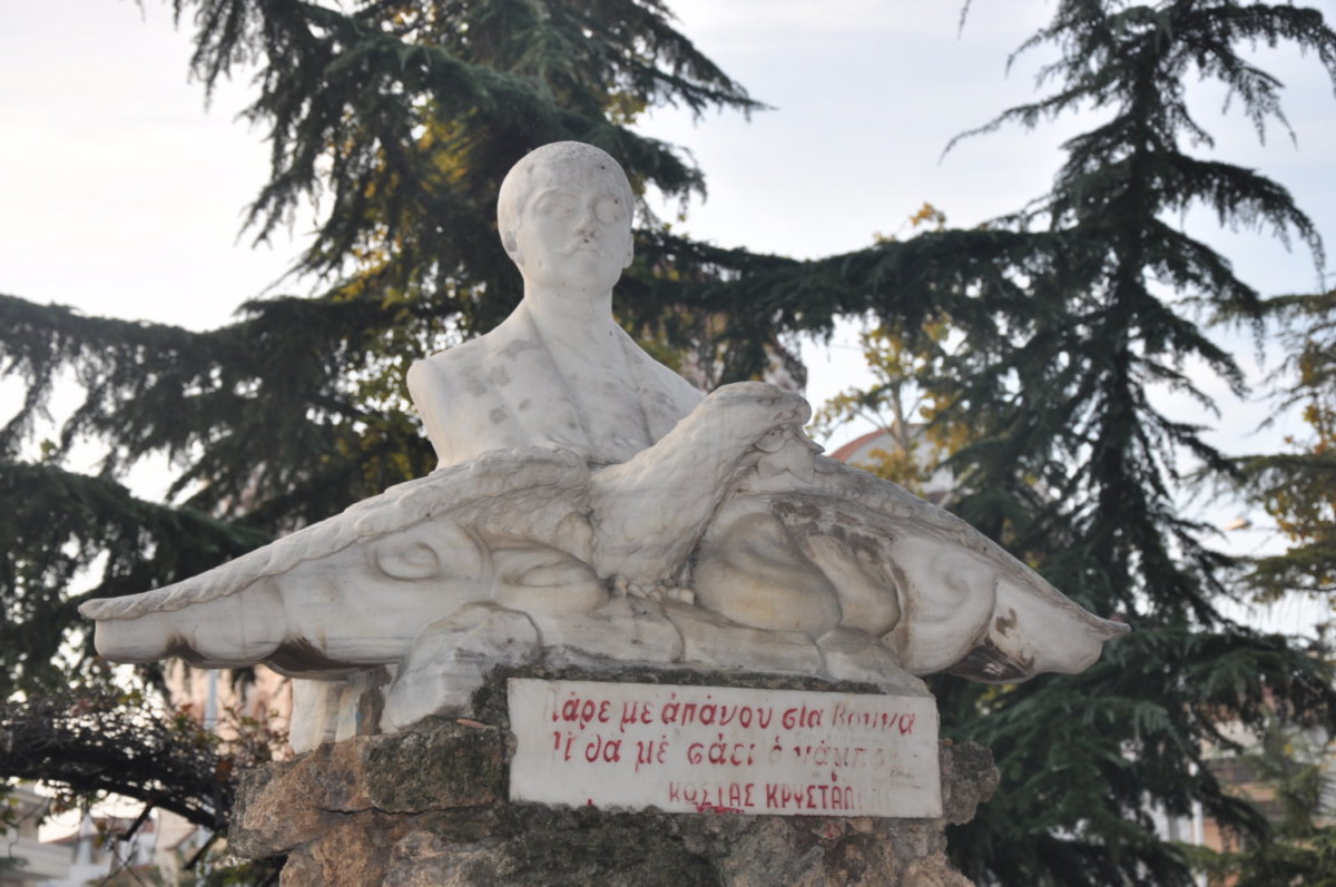 Η προτομή του Κώστα Κρυστάλλη στο Αλκαζάρ