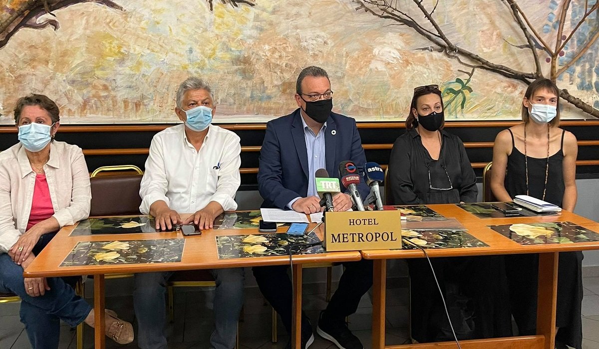 Από αριστερά οι Δέσποινα Αράπκουλε - περιφερειακή σύμβουλος Θεσσαλίας, Βασίλης Ζωγράφος - συντονιστής γραμματέας του ΣΥΡΙΖΑ - Π.Σ. Λάρισας, Σωκράτης Φάμελλος - τομεάρχης ενέργειας και περιβάλλοντος, Μαρία Λυροπούλου αναπληρώτρια συντονίστρια του ΣΥΡΙΖΑ - Π.Σ. Λάρισας και Μαριάννα Καλτσά μέλος της γραμματείας του ΣΥΡΙΖΑ - Π.Σ. Λάρισας