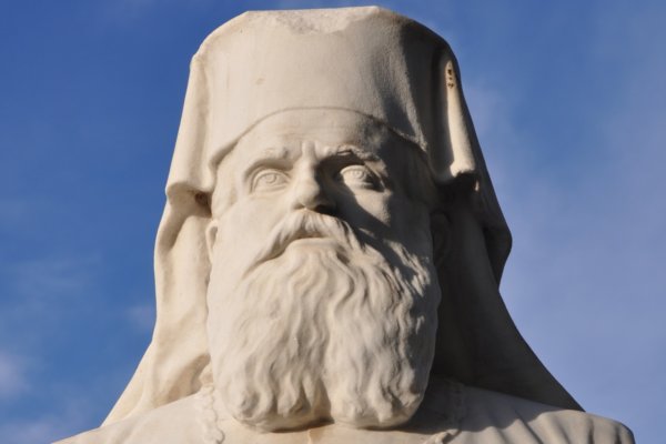 Ο γλύπτης Μιχάλης Τόμπρος και η προτομή του Μητροπολίτη Λαρίσης, Πολύκαρπου Δαρδαίου