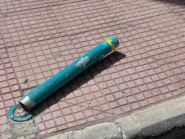 Λάρισα: Σπασμένα κολωνάκια… περιμένουν αντικατάσταση (φωτ.)