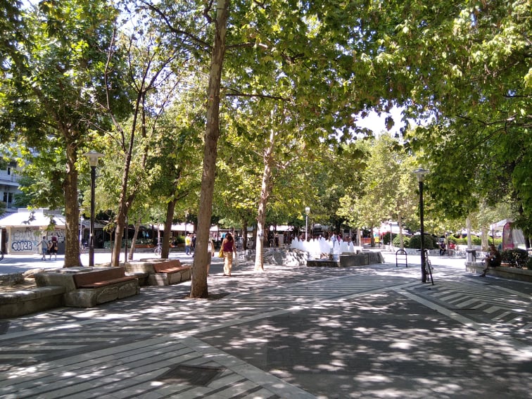 Η σκιά από τα πολλά δένδρα είναι ένα από τα κύρια χαρακτηριστικά της