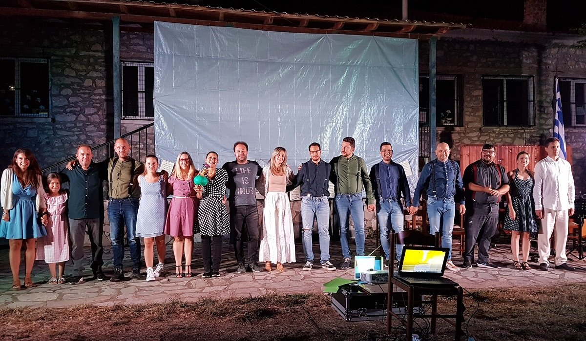 Η θεατρική ομάδα «Realisma» έδωσε τον τόνο και οι συντελεστές πρόσθεσαν ο καθένας το δικό του λιθαράκι ώστε το αποτέλεσμα της μουσικοθεατρικής παράστασης «Ερωτοτρόπια» να είναι απλά… εκπληκτικό
