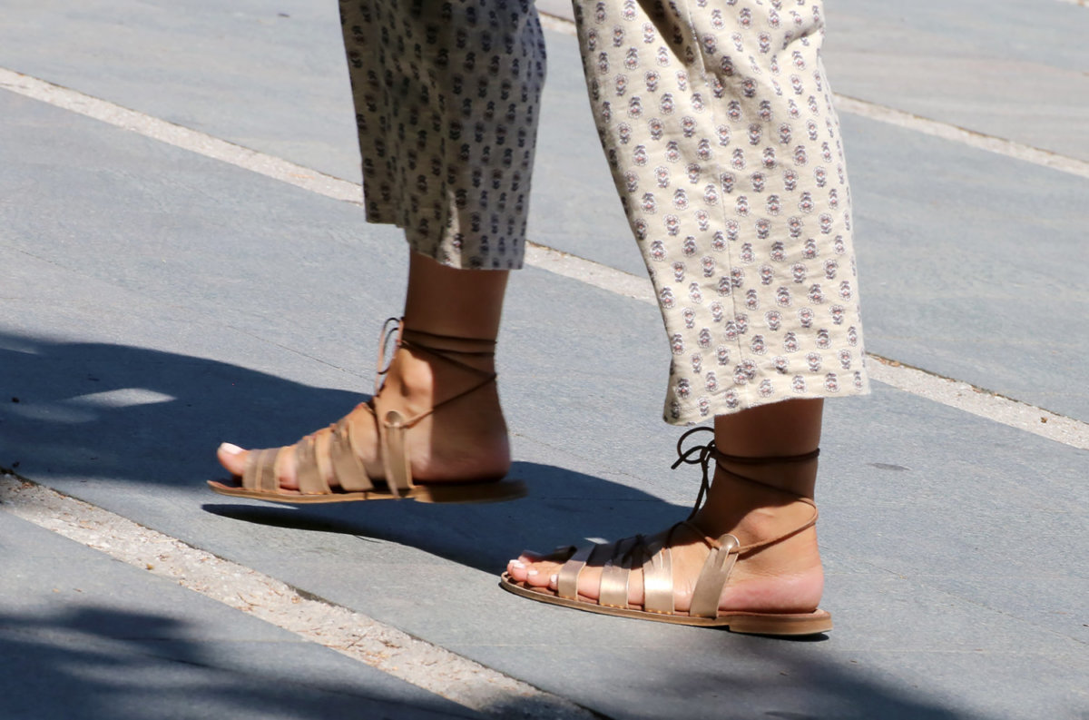 Χρυσό σανδάλι Gladiator. Ιδιαίτερο στυλ