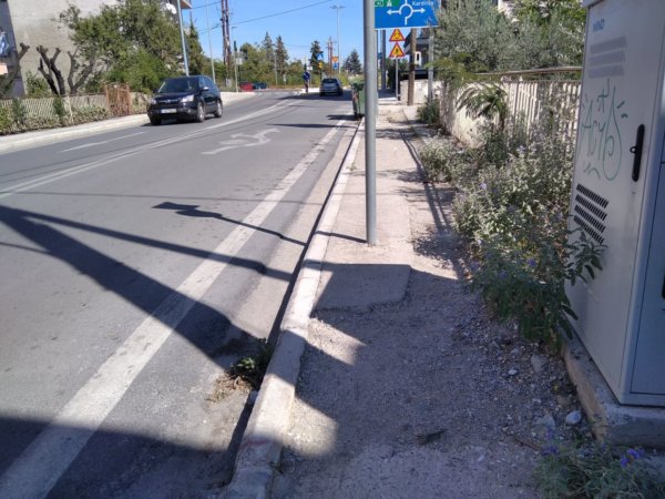 Λάρισα: Πεζοδρόμια – «ναρκοπέδιο» στην οδό Αγιάς