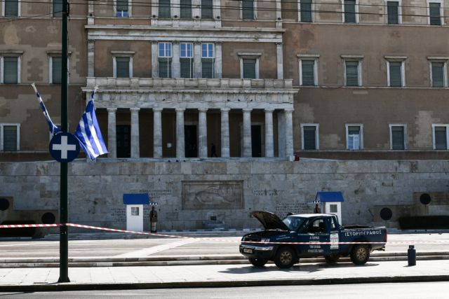 Οδηγός έφτασε με το αγροτικό του αυτοκίνητο μέχρι το μνημείο του Αγνώστου Στρατιώτη και απειλούσε να ανατιναχθεί, Δευτέρα 4 Οκτωβρίου 2021.
(ΤΑΤΙΑΝΑ ΜΠΟΛΑΡΗ/EUROKINISSI)