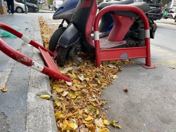 Λάρισα: «Ξήλωσαν» μπάρα σε χώρο στάθμευσης δικύκλων (φωτ.)