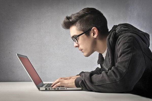 Online το 96% των Ελλήνων: «Κολλημένοι» σε Instagram και Tik Tok η Gen Z