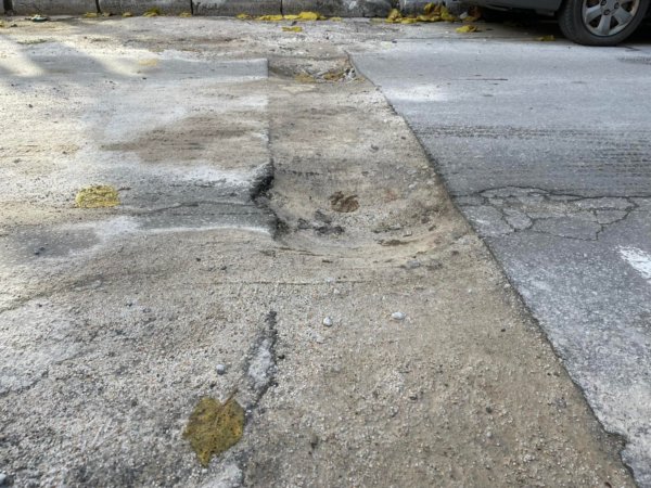 Λάρισα: Λακκούβες δοκιμάζουν τις αντοχές οχημάτων και… οδηγών στην οδό Παπακυριαζή (φωτ.)