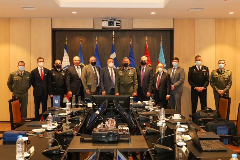 Ο Αρχηγός ΓΕΕΘΑ, Στρατηγός Κωνσταντίνος Φλώρος συναντήθηκε με αντιπροσωπεία του Jewish Institute for National Security of America (JINSA) με επικεφαλής τον Πρόεδρο και Εκτελεστικό Διευθυντή του Δρ. Michael Makovsky, στο πλαίσιο επίσημης επίσκεψης του Ινστιτούτου στην Ελλάδα