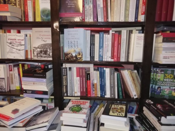 Οι παράξενες βινιέτες του Νίκου Χουλιαρά