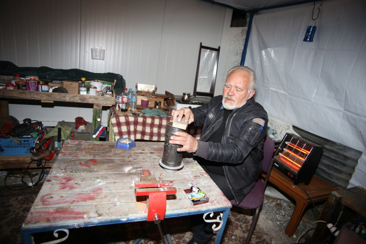 Μπορεί να μένει σε κοντέινερ όμως αυτό δεν τον σταματάει. Έφτιαξε ένα μικρό εργαστήρι και συνεχίζει να εργάζεται