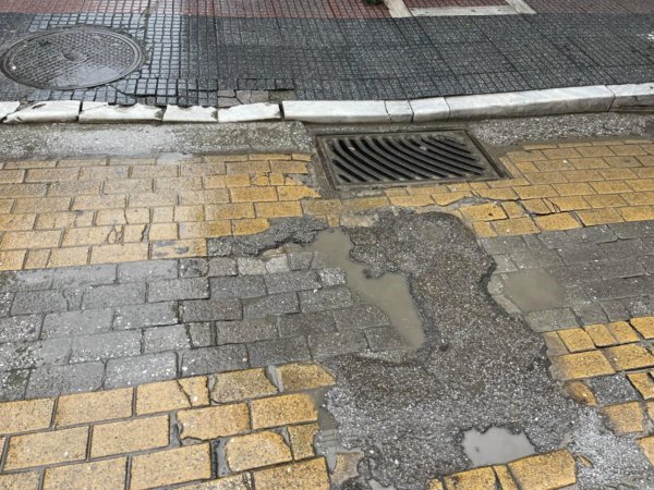 Kεντρική διάβαση πεζών… μετ’ εμποδίων στη Λάρισα (φωτ.)