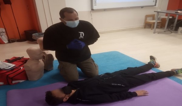 Ενημέρωση για τις Πρώτες Βοήθειες από την First Aid Provider Hellas σε μαθητές της Σχολής Καραβάνα