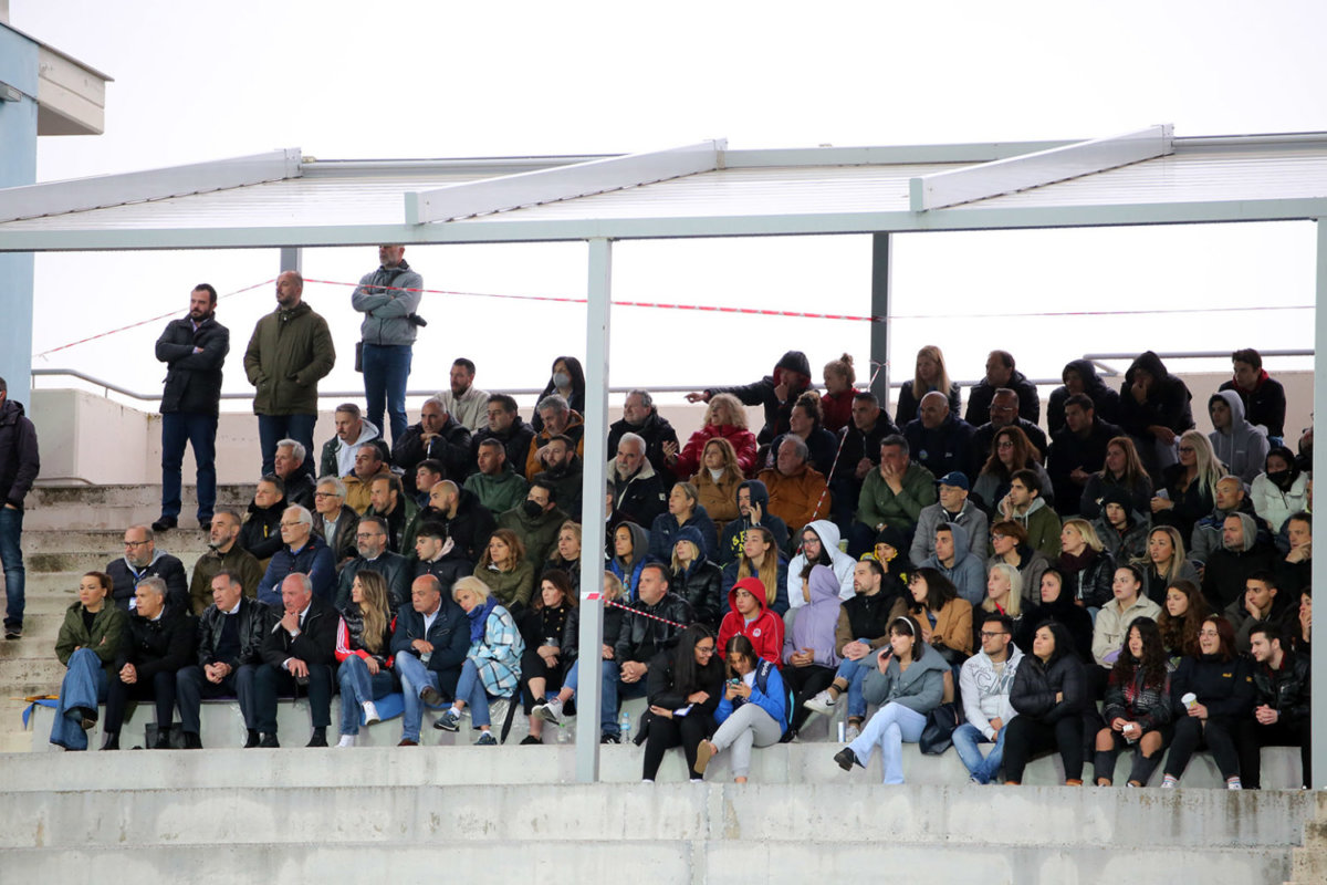 Αρκετός κόσμος στην κερκίδα του κολυμβητηρίου παρά τις άσχημες καιρικές συνθήκες