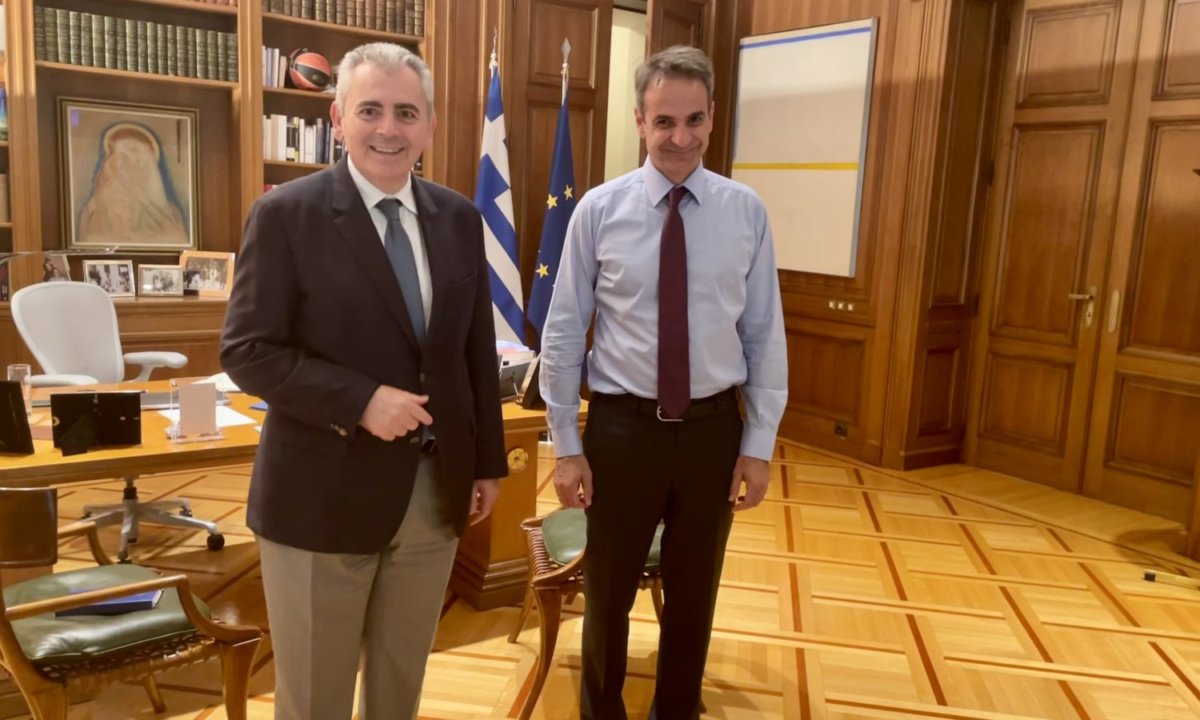 Ο Μάξιμος Χαρακόπουλος στο Μέγαρο Μαξίμου με τον πρωθυπουργό Κυριάκο Μητσοτάκη που δρομολόγησε την έγκριση του φράγματος Σκοπιάς από τη Διυπουργική ΣΔΙΤ
