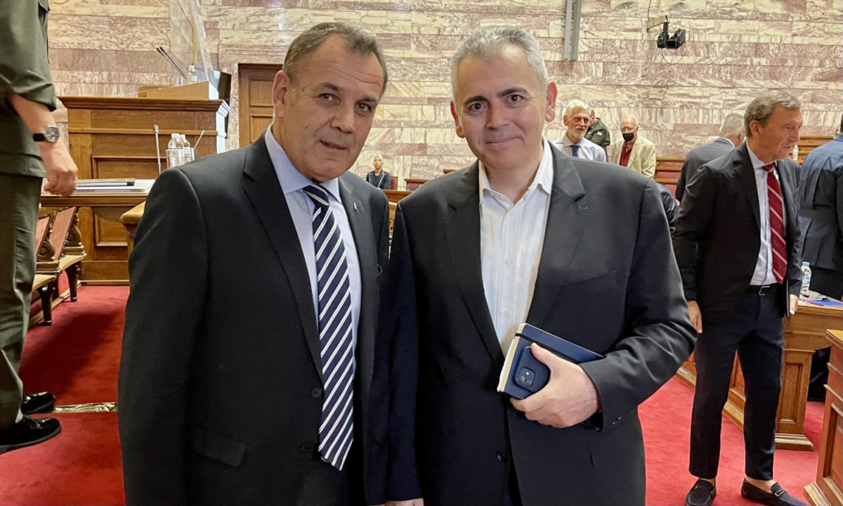 Ο Μάξιμος Χαρακόπουλος με τον υπουργό Άμυνας Νίκο Παναγιωτόπουλο