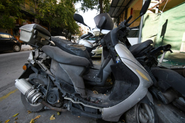 Λάρισα: Θλιβερές εικόνες με τα παρατημένα δίκυκλα (φωτ.)
