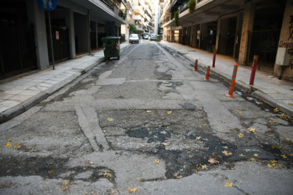Λάρισα: Ένας… βομβαρδισμένος δρόμος στη συνοικία του Αγίου Κωνσταντίνου (φωτ.)