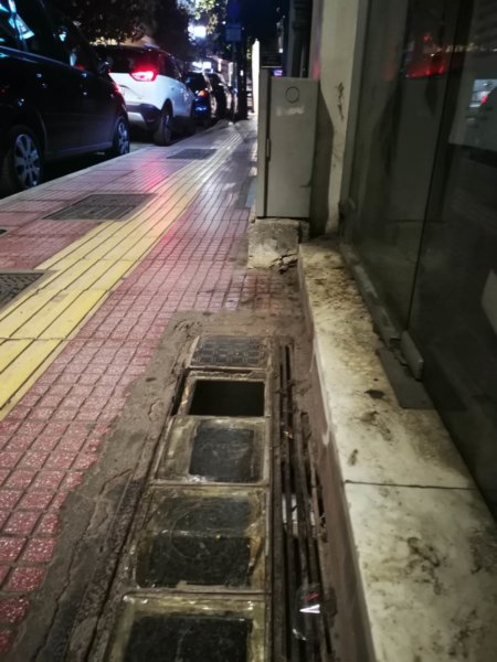 Τρύπα – παγίδα σε πεζοδρόμιο της Λάρισας (φωτ.)