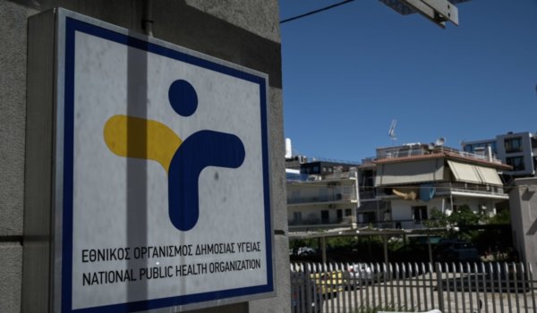 ΕΟΔΥ: Μία νέα διασωλήνωση και ένας θάνατος από Covid-19 την τελευταία εβδομάδα
